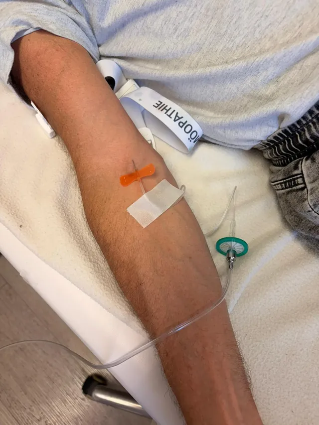 Feiner Venenzugang am Arm während der Oxyvenierung